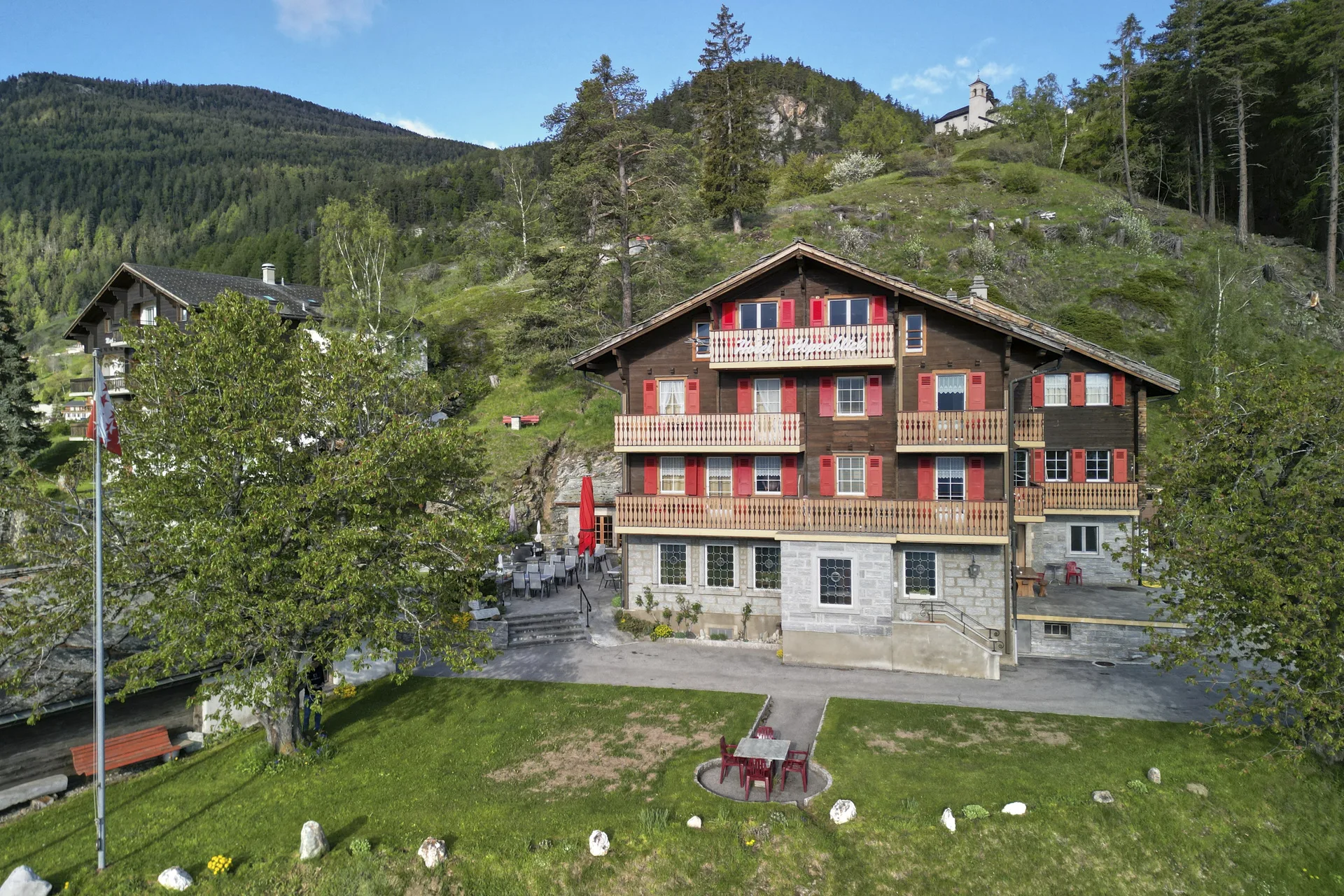 Hotel Alpenblick vu du ciel – façade avec jardin et panorama alpin