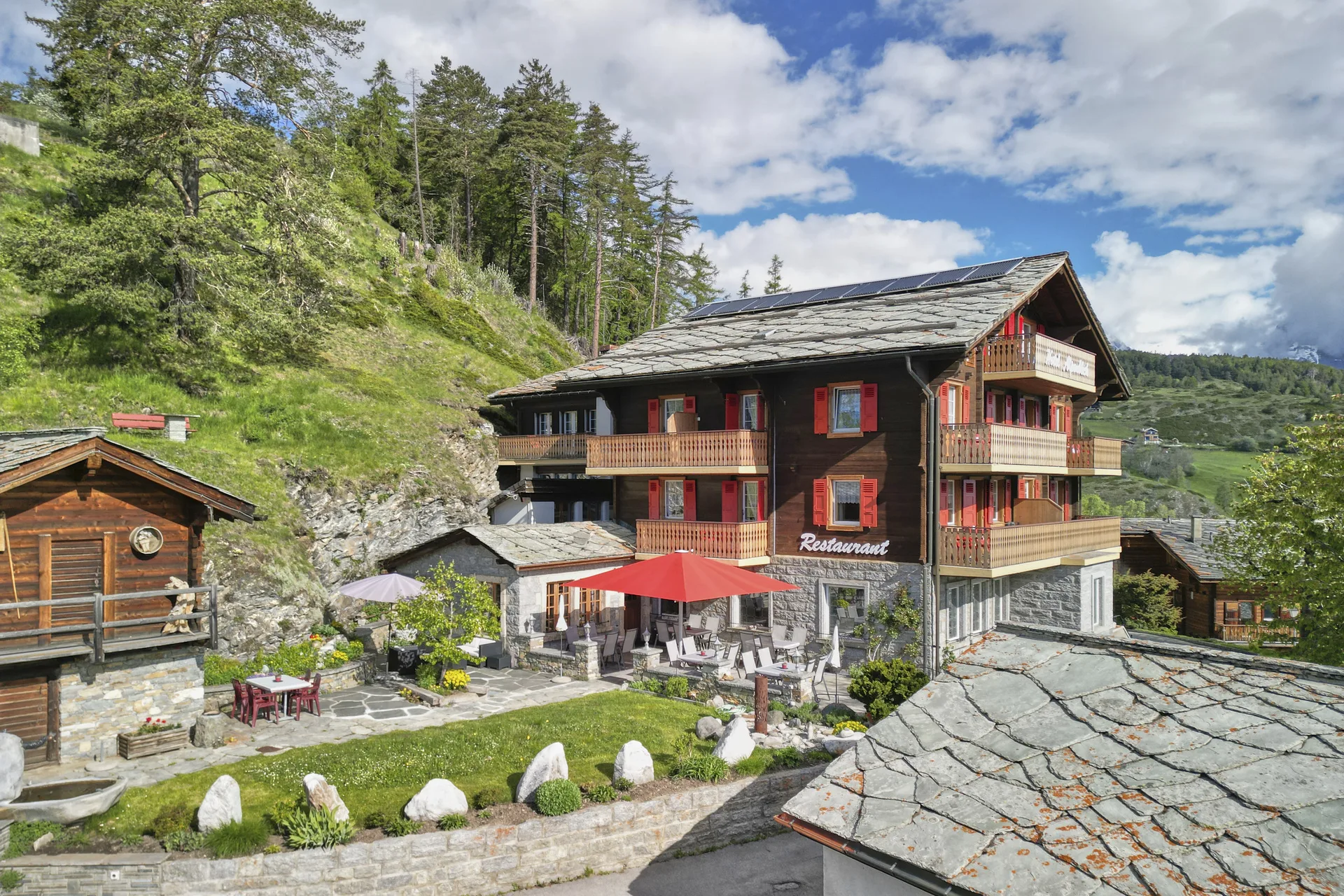 Blick auf Zeneggen und das Rhonetal vom Hotel Alpenblick