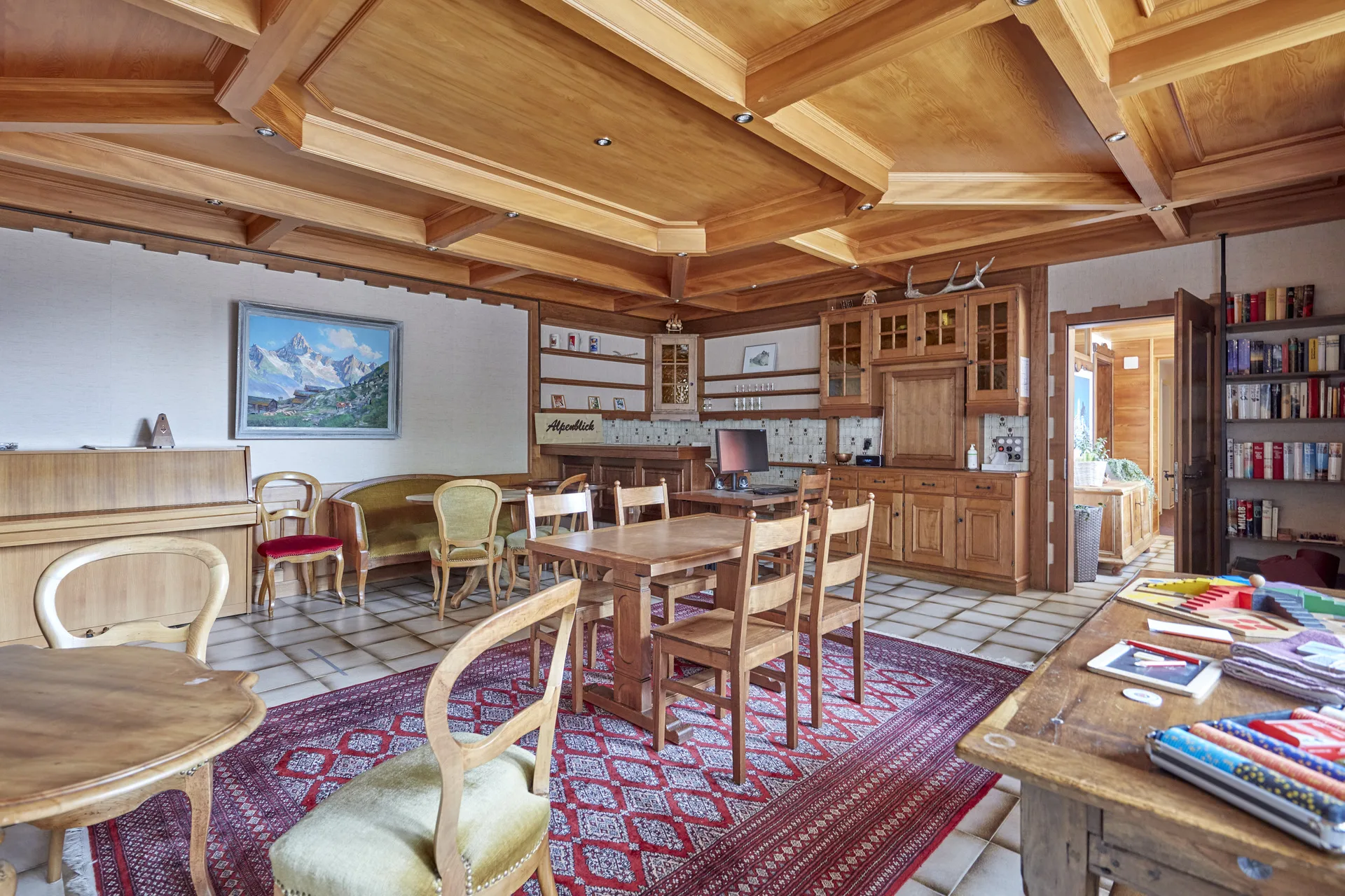 Salon Catherine mit Kassettendecke, Bibliothek, Piano und Perserteppich